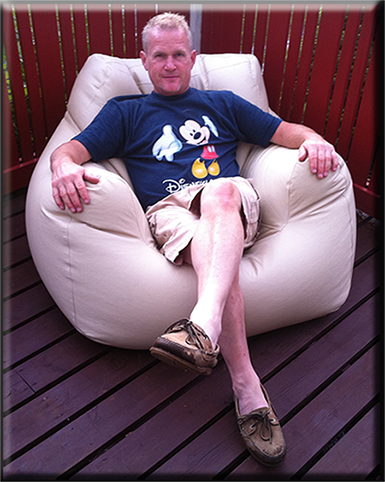 Min granne Robert provar en beige Amber på min altan. Det är en bekväm sittsäck men kanske aningen låg.
